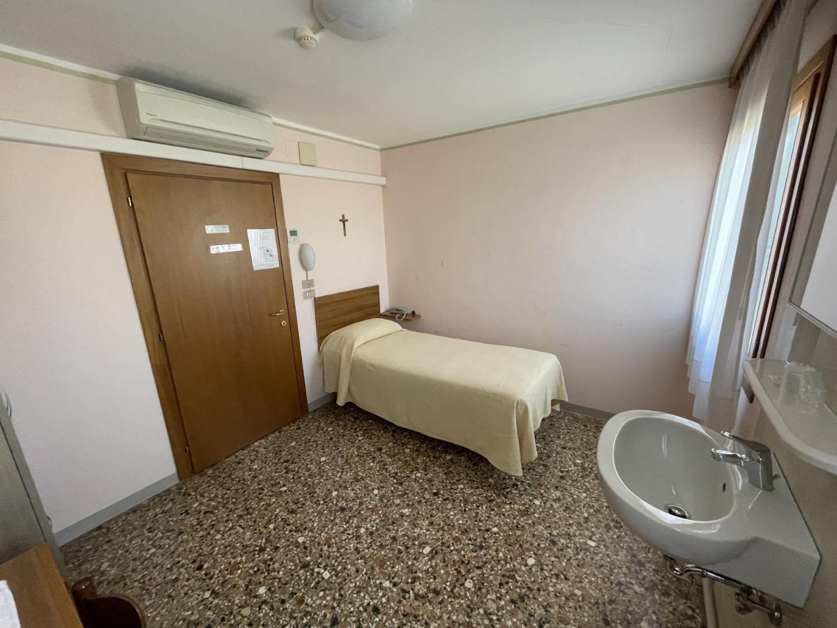 Single Room Private External Bathroom