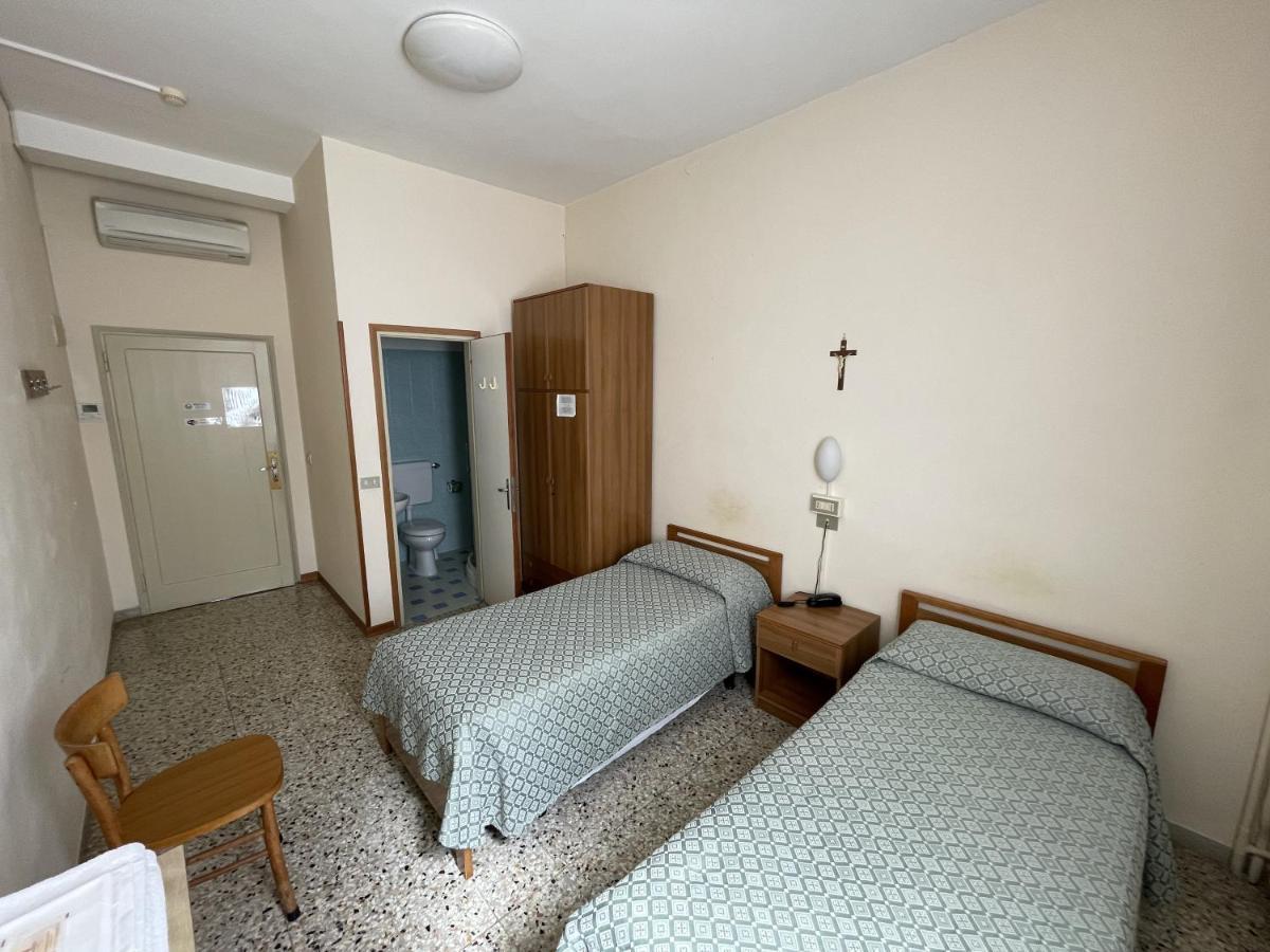 Standard Twin Room Canal View