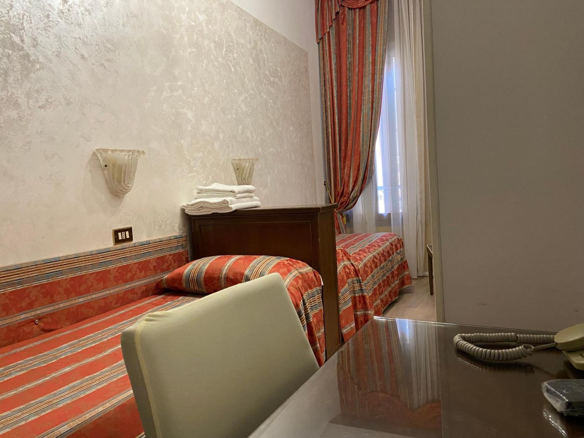 Twin Room with External Shared Bathroom
