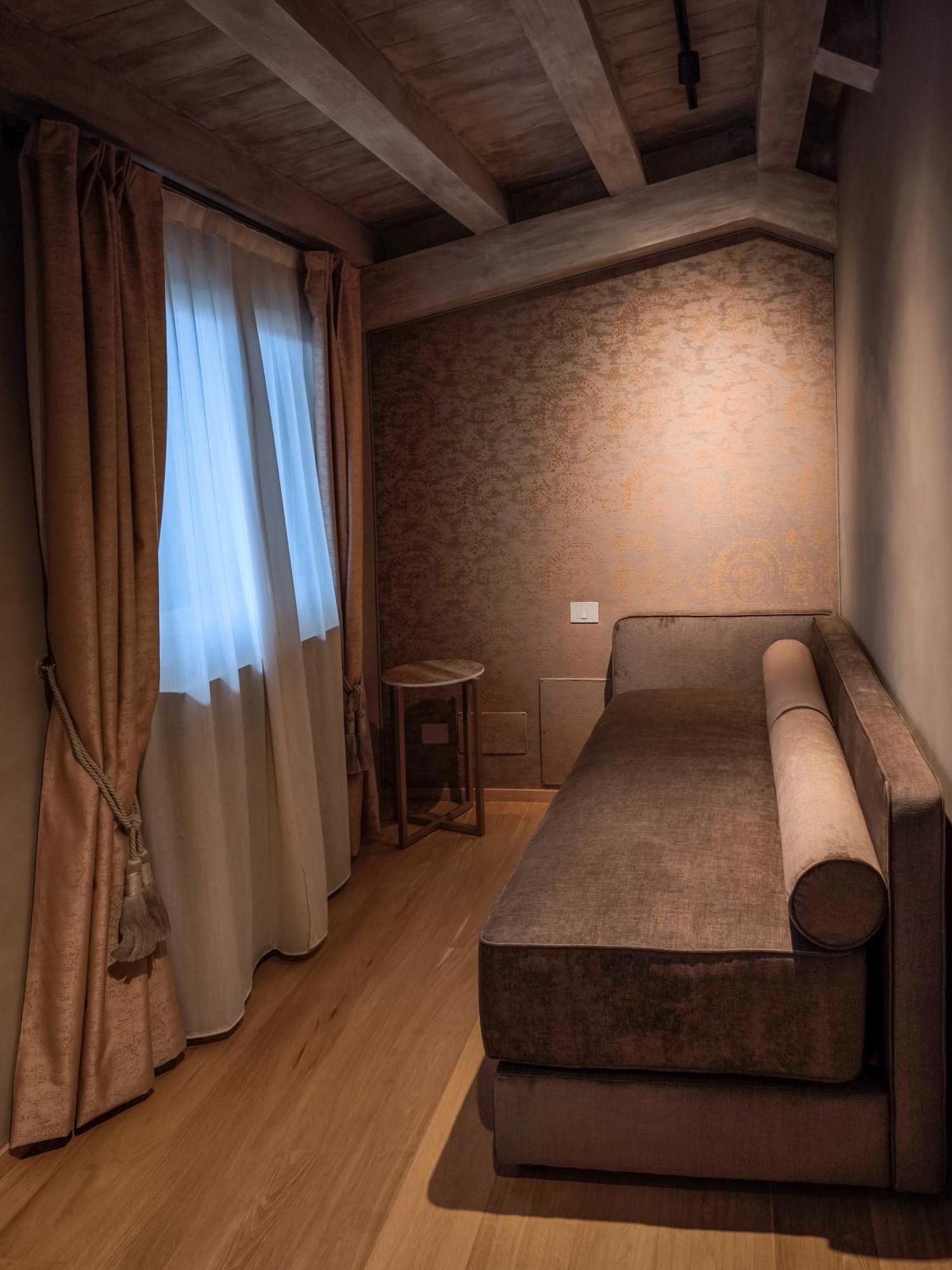 Deluxe Suite Annex Access by Stairs only