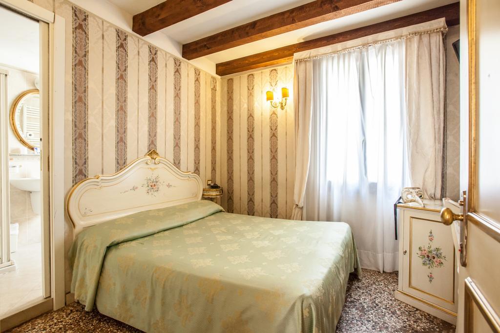 Small Double Room,266404421:JPEG