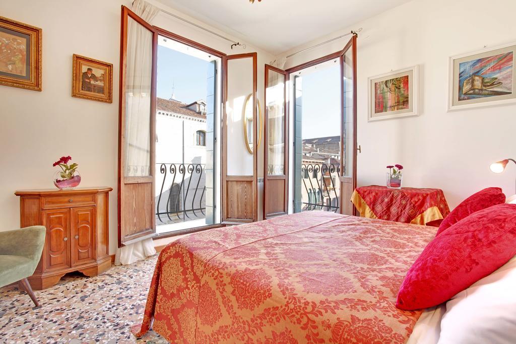 Two-Bedroom Apartment with Terrace and Canal View - Cannaregio 2438