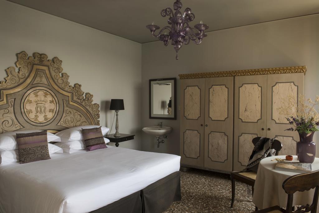 Double Room with Canal View and Private Internal Bathroom