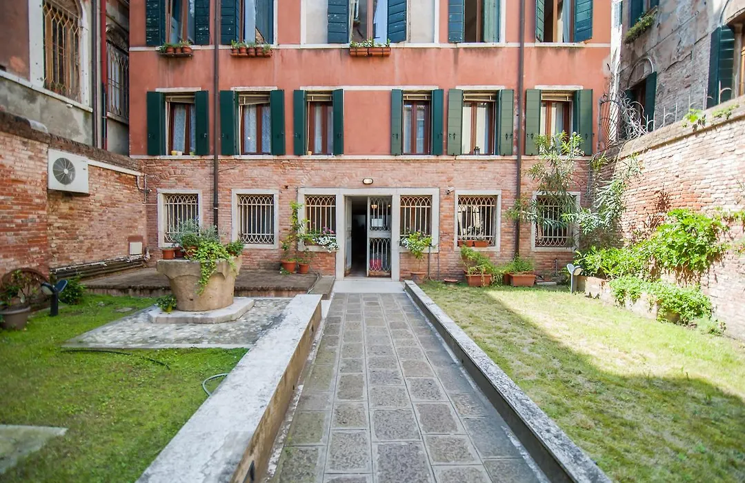 Venice And Venice Apartments - Private Rooms In Shared Apartment-1